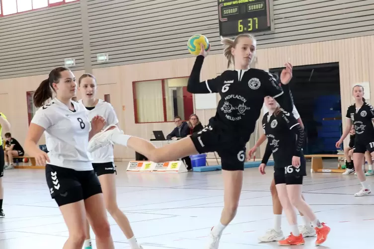 Annika Kutschera (am Ball) ist nicht nur Handballerin, sondern im LCO Edenkoben auch Leichtathletin.