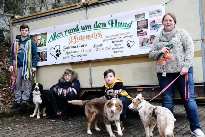 Sabrina Gara aus Mittelbach und ihre Söhne fertigen Halsbänder und Leinen für Hunde. Von links Cay-Daniel Gara mit Hund Connor,