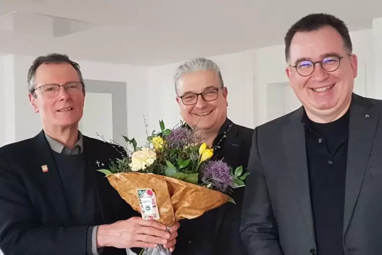 Blumen zum Abschied: (von links) Christoph Kohl, HPH-Direktor Tobias Zimmermann und Trägervereinsvorsitzender Johann Spermann.