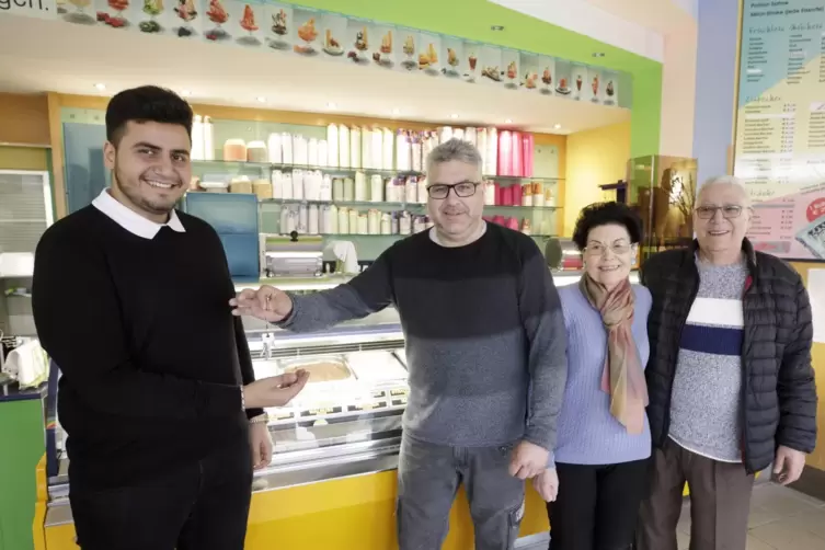 Schlüsselübergabe: Mario, Theresia und Rocco Minicucci übergeben den Schlüssel zum Eiscafé Rialto an Sam Hosseinzadeh (links). 