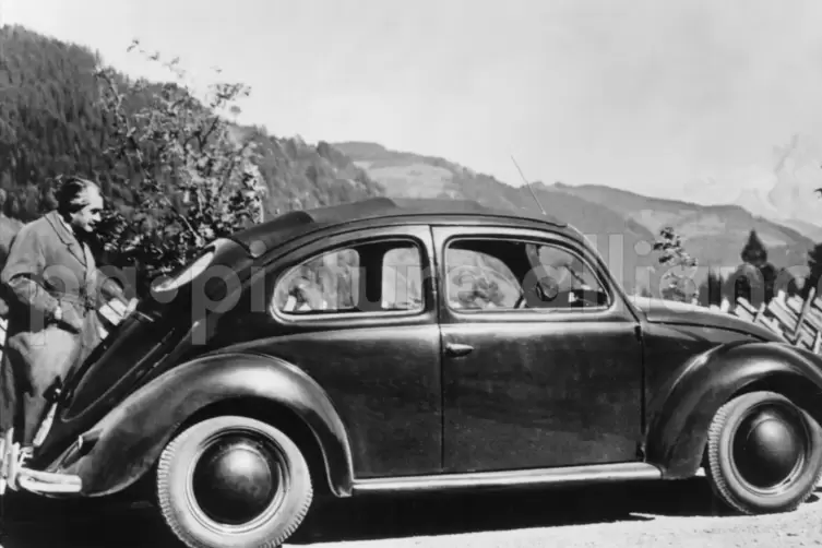 Ferdinand Porsche 1939 bei einer Versuchsfahrt mit dem „Käfer“. An seiner Person entzündete sich die Diskussion.