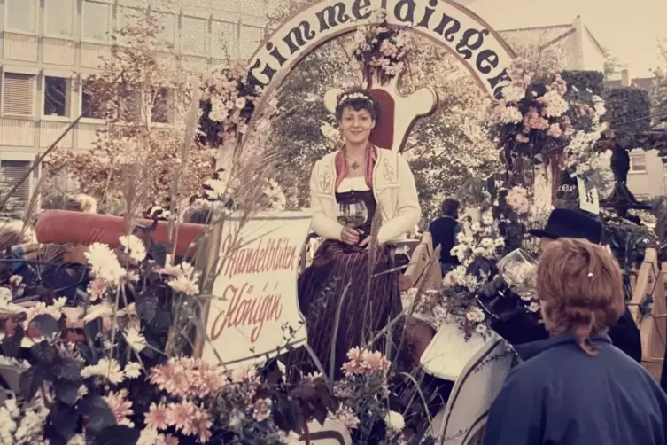 Mit einer Kutsche fuhr Uschi Fanelsa-Vetter als Mandelbl&uuml;tenk&ouml;nigin auf Umz&uuml;gen mit.