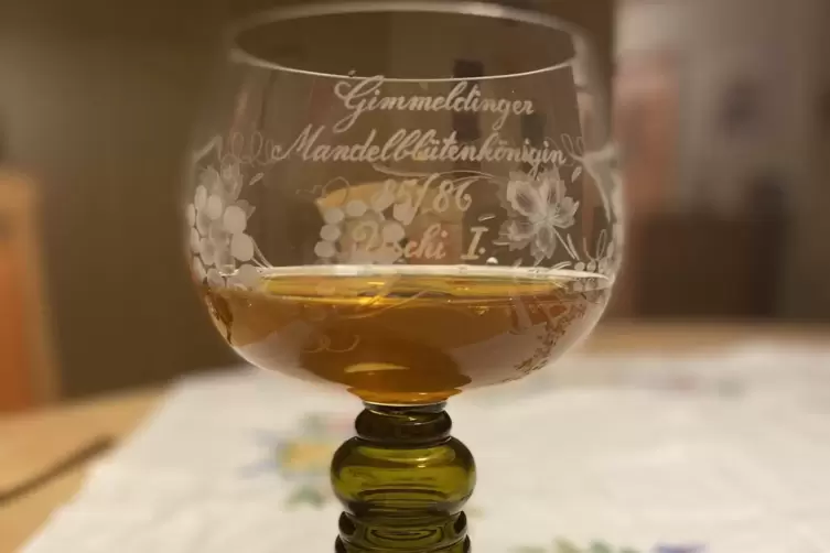 1985 trank Uschi Fanelsa-Vetter aus einem gravierten R&ouml;merglas. Heute trinken die Mandelbl&uuml;tenk&ouml;niginnen aus Weingl&auml;sern.