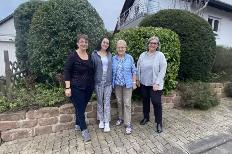 Die Gimmeldinger Mandelbl&uuml;ten-Dynastie: Nicole Sauer-Schmidt, Melanie Schmidt, Hildegard Fanelsa 