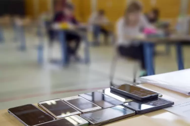 Eingesammelte Smartphones bei der Abiturprüfung am Veldenz-Gymnasium 2017: Schulbankdrücken gehört für die 105 Abiturienten im K