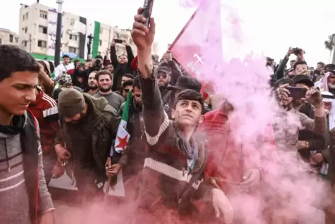 Syrische Demonstranten in Idlib zündeten Fackeln während einer Demonstration gegen das syrische Regime am Donnerstag, dem 12. Ja