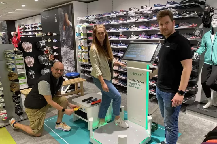 Oliver Gommel, Jeanine Dumont und Christoph Hänggi (von links) testen das neue Gerät zur Fußvermessung.