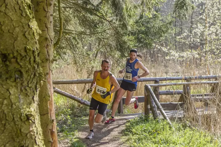 Der Trail Run des TV Rodenbach ist ein Begriff für die Läufer, im Bild Thomas Dehaut (links) und Max Kirschbaum.