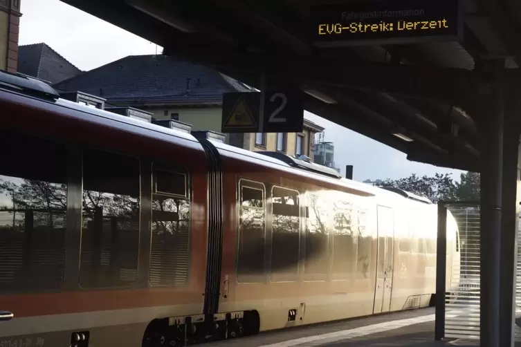 Stillstand im Zugverkehr (hier in Zweibrücken) wegen eines EVG-Warnstreiks im Dezember 2018 – damals allerdings nur vier Stunden