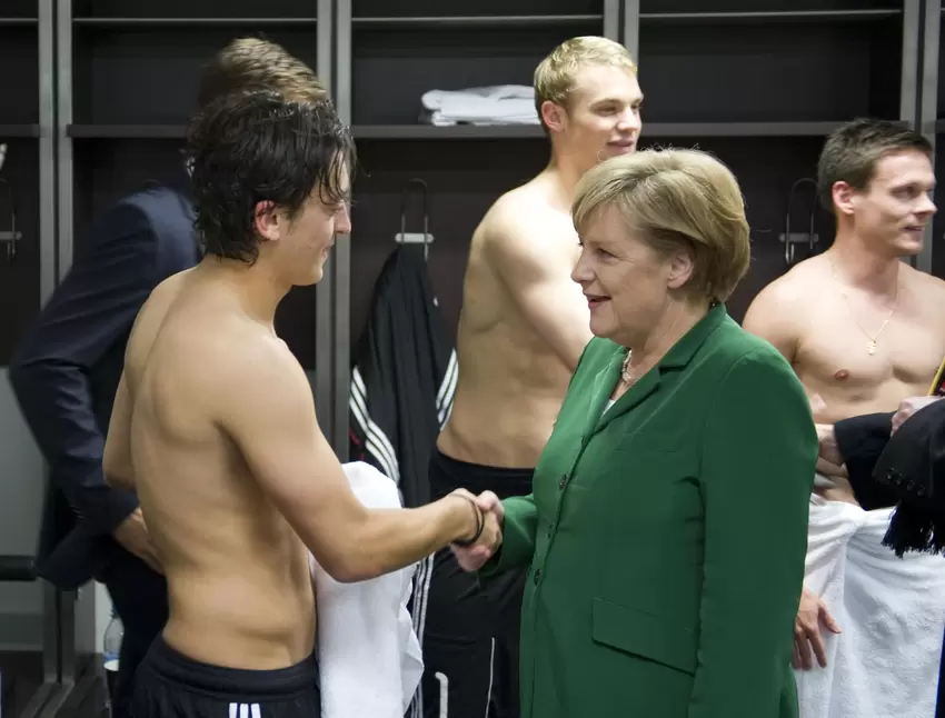 Angela Merkel gratuliert Mesut Özil nach einem WM-Qualifiaktionsspiel gegen die Türkei.