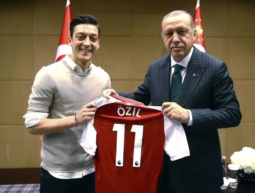 2018 überreicht Özil dem türksichen Präsidenten Erdogan ein Trikot von Arsenal London.