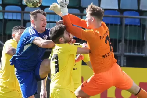 ZusammenstossUnmittelbar vor dem 1:0: FKP-Spieler Daniel Bohl (in Blau) springt hoch, der Koblenzer Keeper Jonas Bast rasselt mi