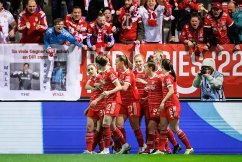 Die Bayern-Frauen jubeln.
