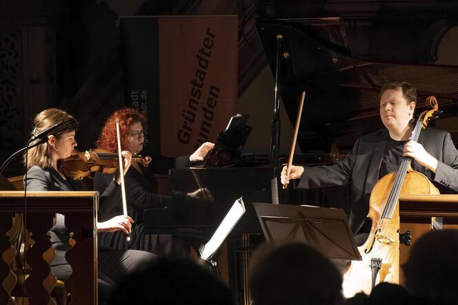 Souveräne Spielfreude: Pianistin Ana Mirabela Dina, Geigerin Alina Armonas-Tambrea und Cellist Edvardas Armonas in Grünstadt.