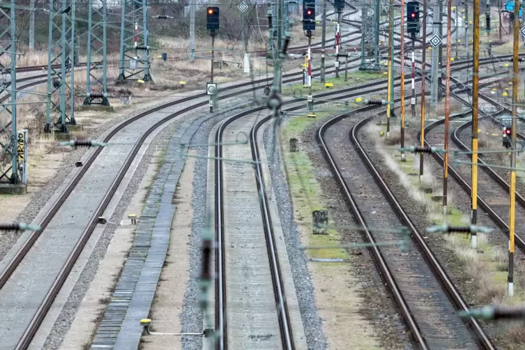 Der Streik am Montag legt in weiten Deutschlands auch den Bahnverkehr lahm. 