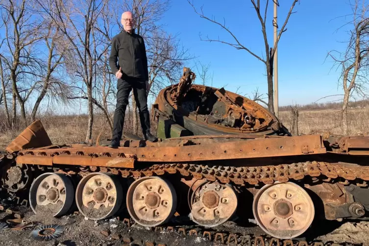 Das Geschossrohr dieses zerstörten Panzers hat Pater Hemken mitgenommen. Es steht jetzt auf seinem Schreibtisch, „als Erinnerung
