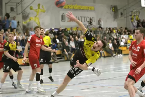 Timo Naas erzielt hier das Tor zum 4:4 für die VTV Mundenheim gegen den TV Gelnhausen. 