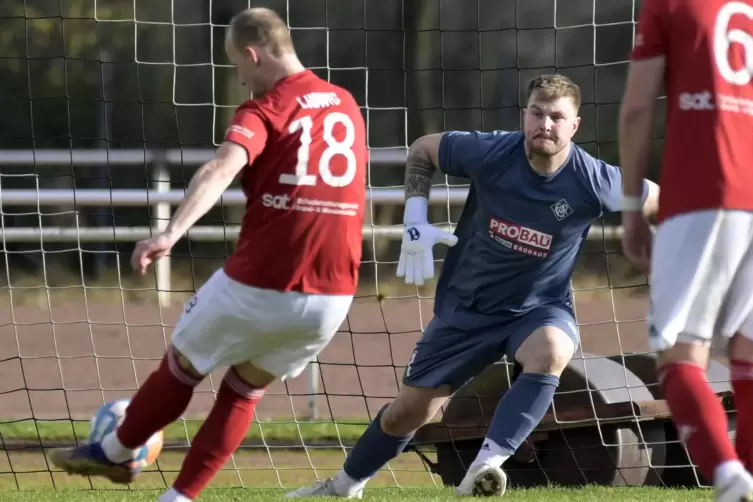 Die entscheidende Szene: Pfeddersheims Christopher Ludwig tritt gegen Arminia-Torwart Peter Klug zum Elfmeter an. 