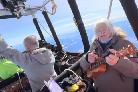 Uli Valnion spielt „Die Gedanken sind frei“ im Ballonkorb – aus Platzgründen auf der Ukulele.