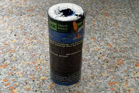 Die Quelle des Qualms: Diese Rauchbombe hat ein Unbekannter in ein Sausenheimer Haus geschmissen. Die Polizei hat mittlerweile d