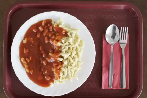 Eltern müssen wahrscheinlich bald tiefer für das Essen ihrer Kinder in Schulen und Kitas in die Tasche greifen. 