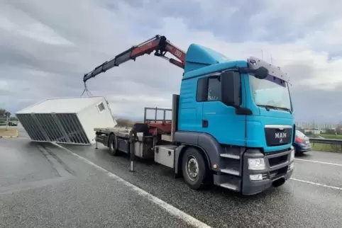 Glücklicherweise ist nicht mehr passiert: Ein Lkw hat einen Container verloren.