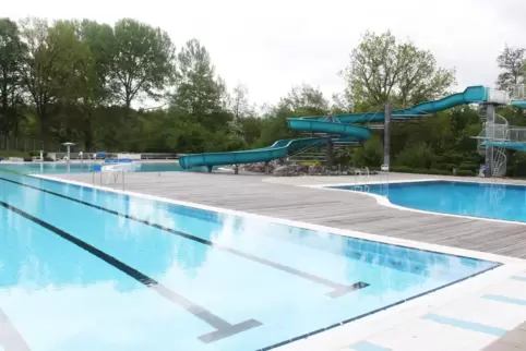 Bleibt auch im Sommer verwaist: der Freibadbereich des Azur in Ramstein-Miesenbach. Das Außenbecken ist undicht. 