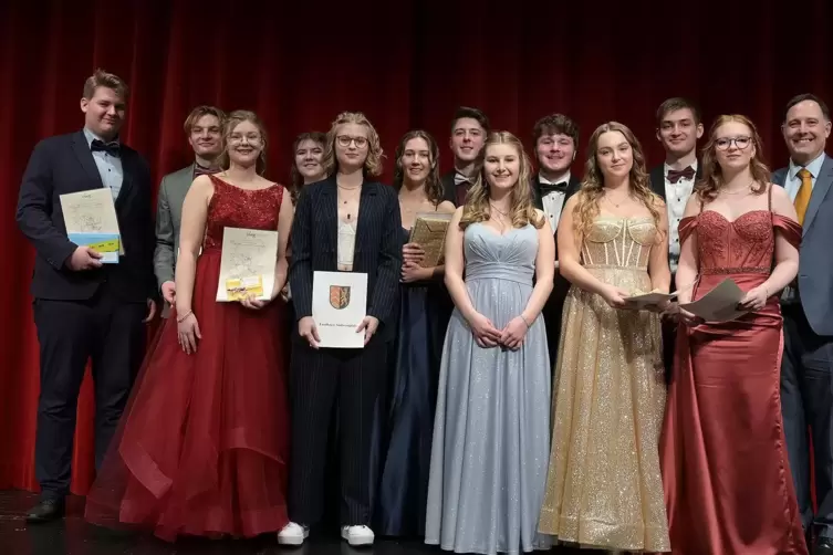 Preisträger des Dahner Otfried-Von-Weißenburg-Gymnasiums (von links): Dennis Lehmann, Carl Robert Burkhart, Maxima Letitia Schre