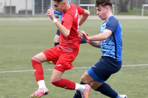 Nah am Ball: Can Güney (LSC, links) und Alessio Kulawik.