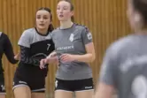 Vom Abiball zum Handballspiel: Rebecca Knoll (links).