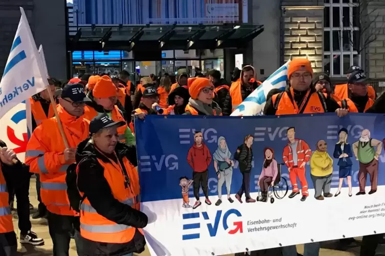 Kundgebung am Mannheimer Hauptbahnhof: Die EVG fordert in den Bahn-Tarifverhandlungen zwölf Prozent mehr Lohn.