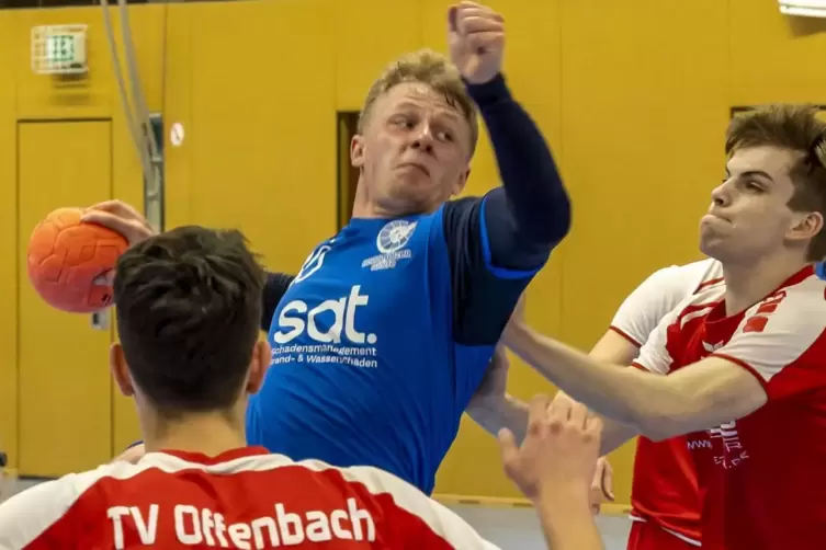 Ein hartes Stück Arbeit: Jahn Nitz (mit Ball) und seine HR gewinnen gegen Offenbach III, haben aber mehr Mühe als erwartet.