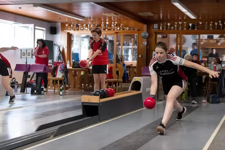 Alisa Bimber (rechts) unterlag Liedolsheims Sabine Sellner mit 1,5:2,5.