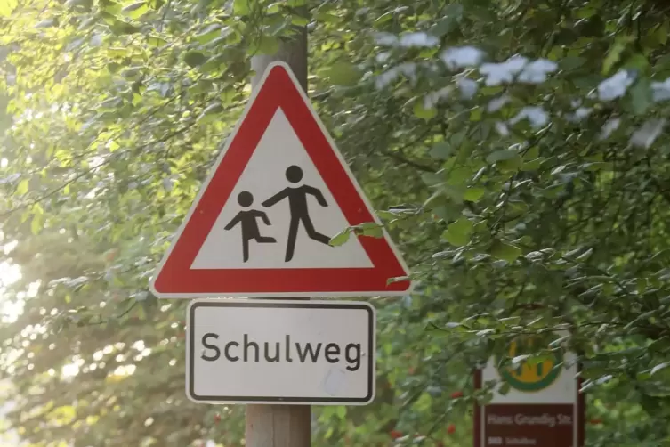 Ein Schild „Vorsicht Kinder“ mit dem Zusatz „Schulweg“ soll die Situation an der Einmüdnung zum Dorfplatz entschärfen.