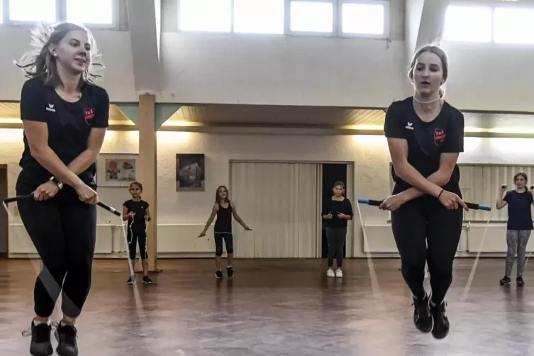 Motorisch und konditionell anspruchsvoll: Anfänger und Fortgeschrittene trainieren beim TuS Flomersheim Rope Skipping. Hier (von