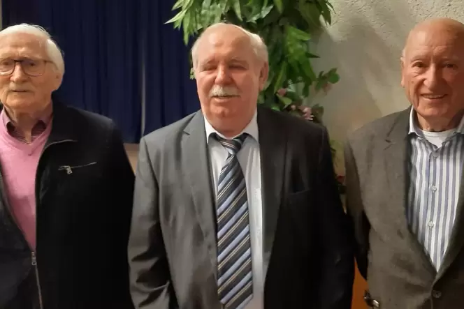 Seit 75 Jahren Mitglied des TuS Flomersheim (von links): Günter Ebrecht, Ralf Baumgärtner und Heinrich Früh.