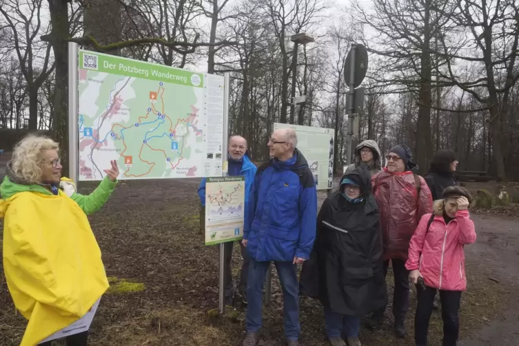 Wanderführerin Petra Rübel (links in gelber Regenjacke) begleitete eine kleine Wandergruppe auf dem neuen Potzberg-Wanderweg. 