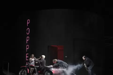 EIn grausames Liebespaar – Poppea (Giulia Semenzato) und Nero (Kangmin Justin Kim) – in einer komischen Situation. 