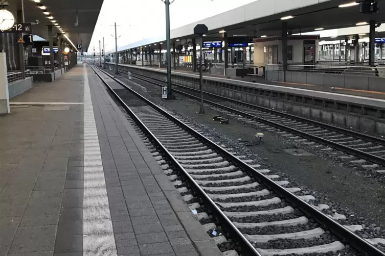 Verwaist warem am Montag die Bahnsteige des Mannheimer Hauptbahnhofs.