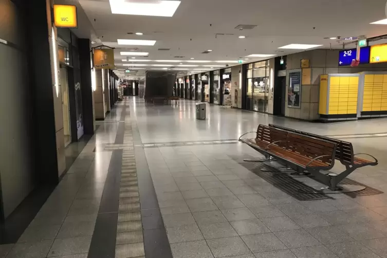 Die leere Gesch&auml;ftszeile im Untergeschoss des Bahnhofs.