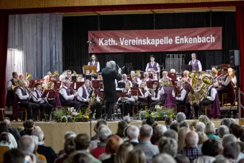 Mit ihrer Interpretation von preisgekrönten Filmmusik-Stücken begeisterte die Katholische Vereinskapelle Enkenbach am Sonntag di