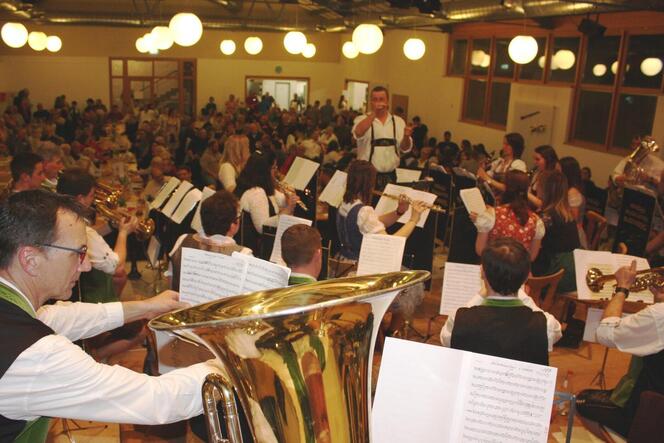 Dirigent Stefan Held (Mitte) mit den Wasgau-Musikanten in der voll besetzten Drachenfels-Halle.