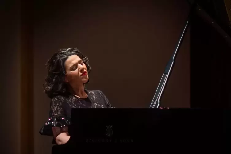 Pianistin Khatia Buniatishvili widmete sich in Ludwigshafen Franz Schubert und Franz Liszt. 
