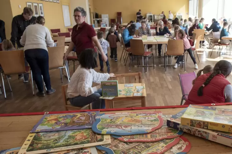 Die etwa 80 Besucher fanden am Samstag im Gemeindehaus eine Auswahl von rund 50 Spielen vor. 