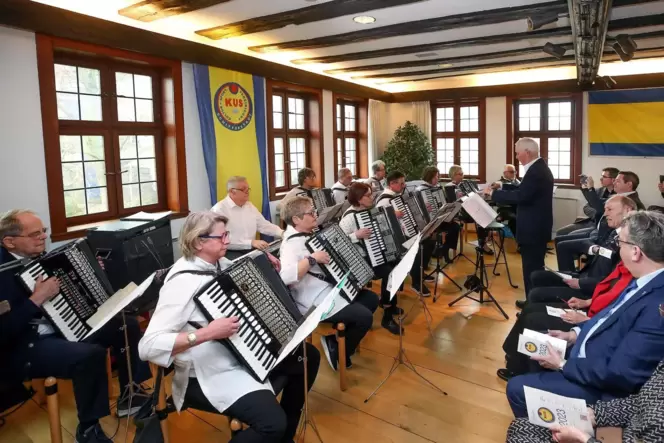 Die Handharmonika-Freunde aus Schifferstadt und Friesenheim sorgten während der Geburtstagsmatinee im Alten Rathaus für die Musi