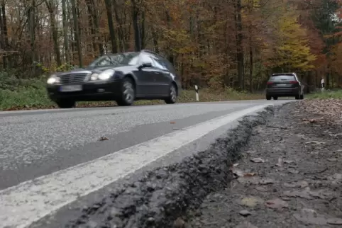 Die Kreisstraße erhält eine neue Trag- und Asphaltschicht.