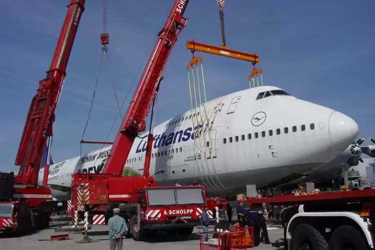 Hochgenommen: die Boeing 747 bei ihrer Installation. 