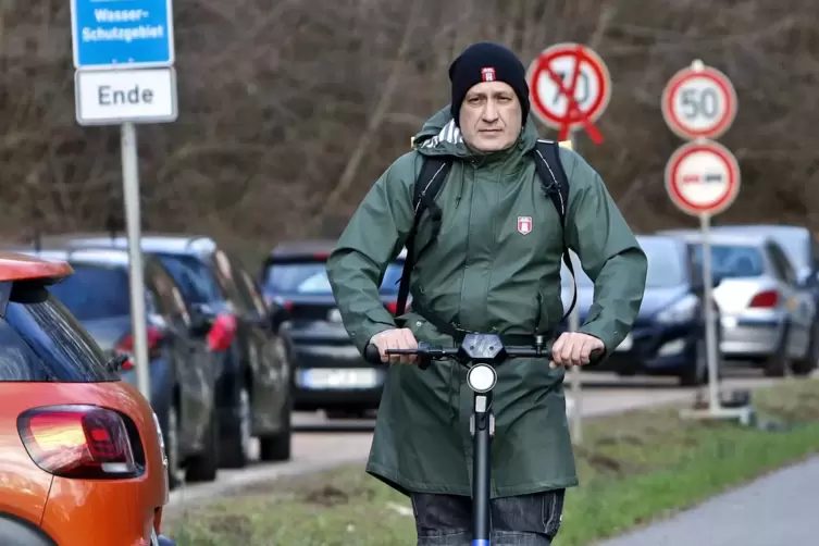 Wolfgang Becker scheut weder Sturm noch Regen: Mit seinem Scooter fährt er von zu Hause an der Baustelle vorbei in Richtung Ixhe