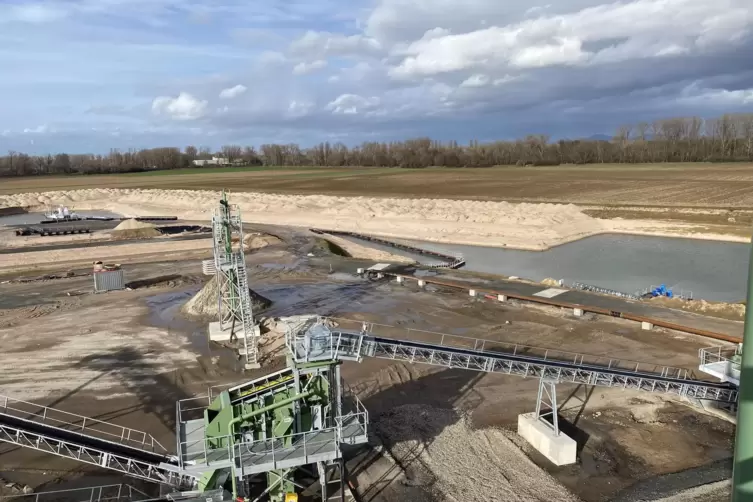 Dort, wo Kies und Sand aus dem Boden geholt werden, hat sich schon ein kleines Gew&auml;sser gebildet. 