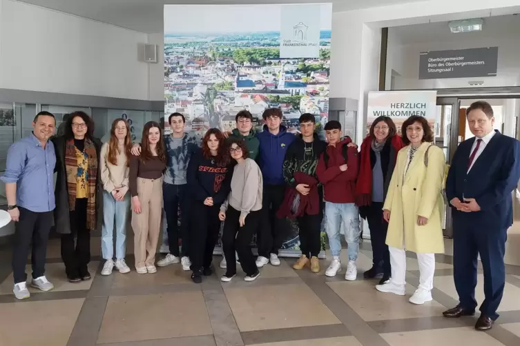 Empfang im Rathaus: Teilnehmer des Schüleraustausches der Frankenthaler Gymnasien mit der Partnerstadt Rosolini, rechts OB Marti